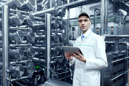 科技賦能傳統(tǒng)乳業(yè) 穿白大褂的技術(shù)員與筆記本電腦背后的變革